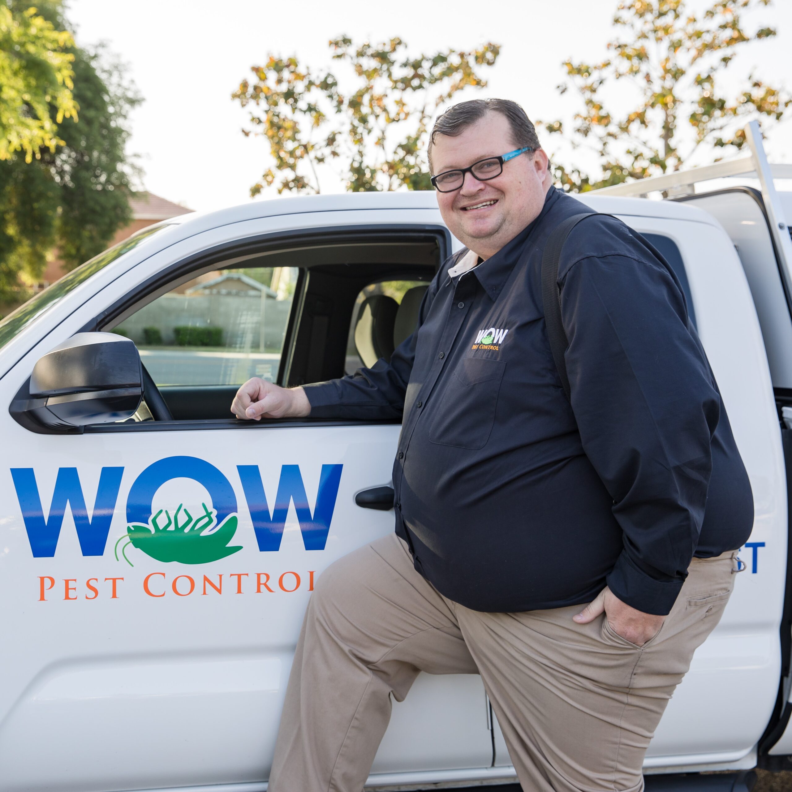 Picture of Wow Pest Control Director of Sales and Compliance, Lance Elliot, next to a company truck.