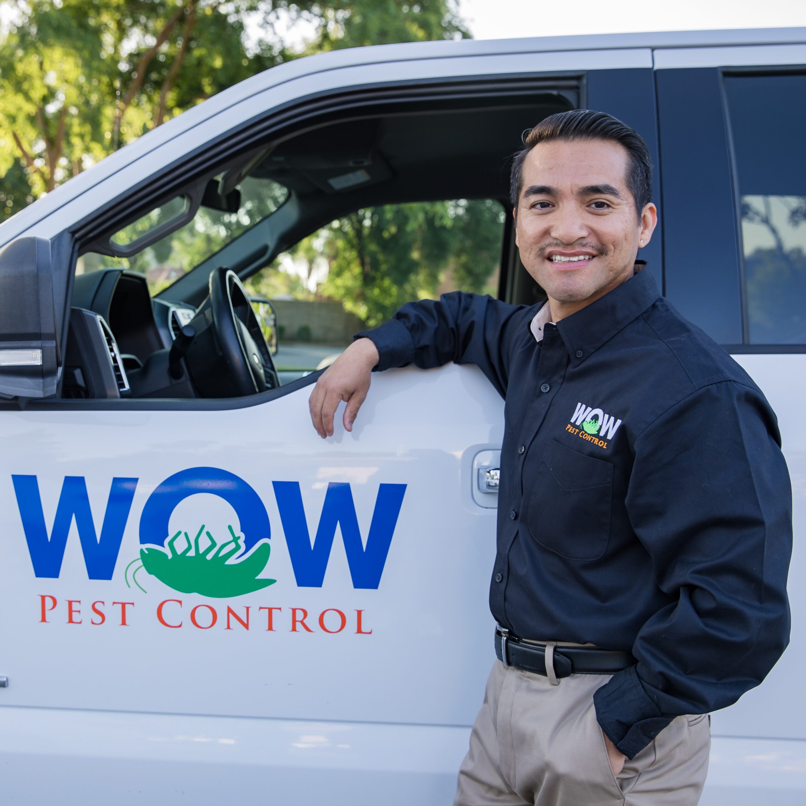 Picture of Wow Pest Control Branch Manager, Ronaldo Rivera Jr, next to a company truck.